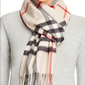 BURBERRY CLASSIC CHECK 100% CASHMERE SCARF